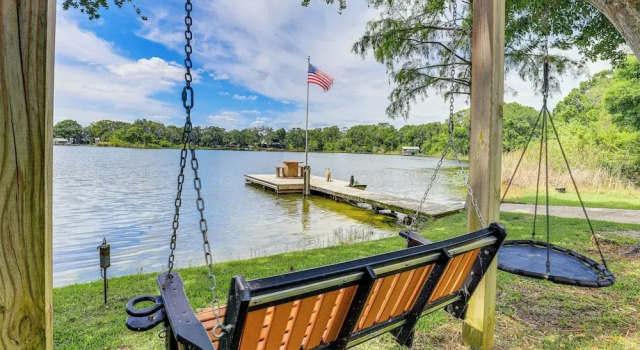 Коттедж Private & Picturesque Escape on Lake Henry!