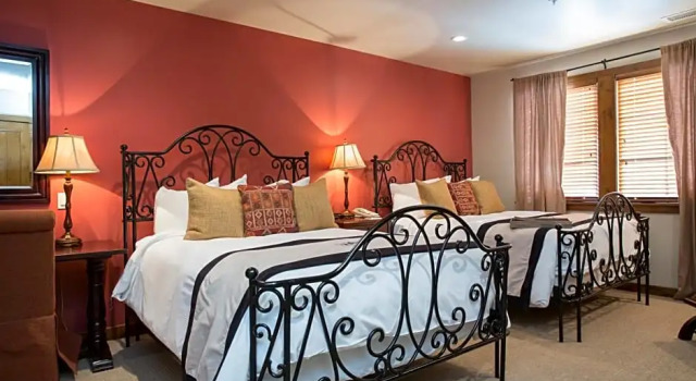 Апартаменты с 3 комнатами Hotel Room - Silver Baron Lodge