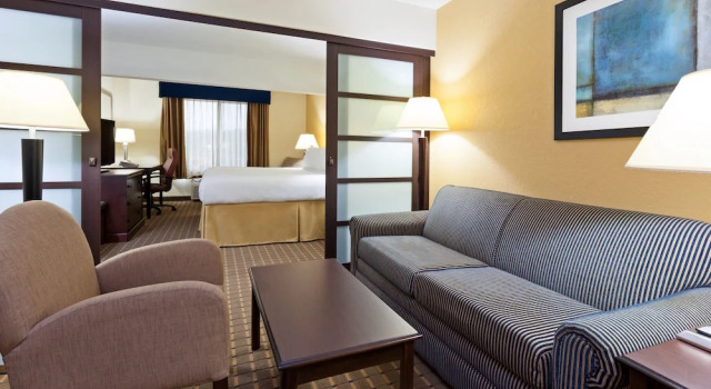 Четырёхместный люкс Holiday Inn Express and Suites Allentown West by IHG