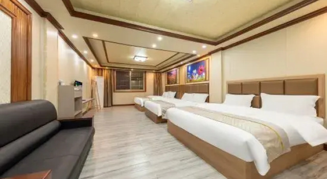 Люкс Deluxe Xijiang Qianhu Miao Village Xinlongsheng Hotel (West Gate Tourist Service Center)