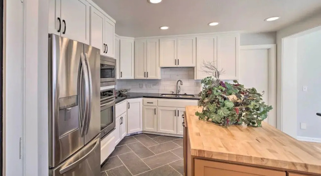 Коттедж Grand Tulsa Getaway With Private Pond, Dock & Deck