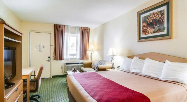 Четырёхместный номер Standard Econo Lodge Christiansburg-Blacksburg I-81