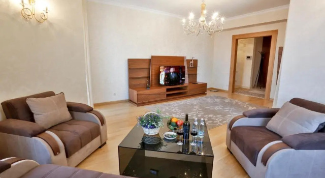 Serviced Apartment on Rustaveli Avenue, Забронировать Апартаменты/квартира Мтацминда Тбилиси, рядом с Тбилисский театр оперы и балета