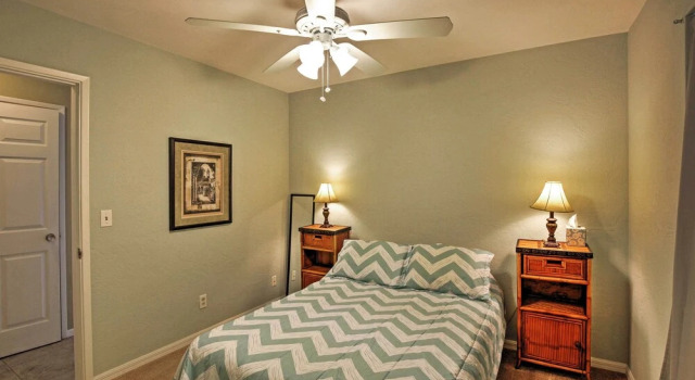 Pet-friendly Daytona Beach Home, Walk to the Ocean, Забронировать Дом для отпуска Коттеджи Дейтона-Бич, Коттедж