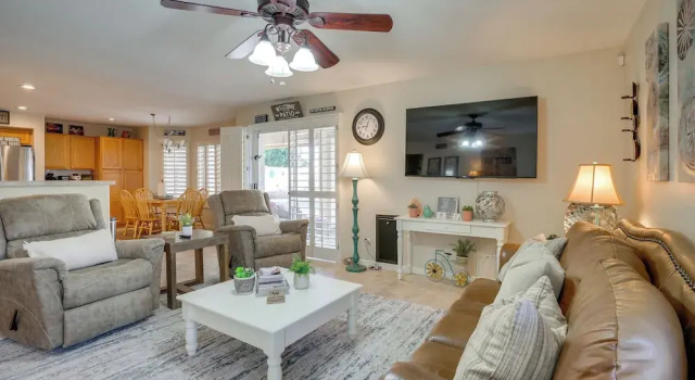 1 Mi to Surprise Stadium! Home w/ Patio & Hot Tub, Foglalás Nyaraló Surprise Scottsdale