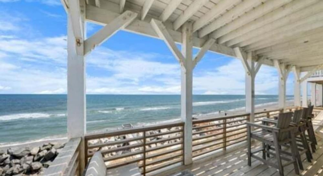 Кровать в общем номере с 6 комнатами с балконом A Shore Thing 2 - Oceanfront And Pet Friendly Home - See The Sunrise, Hear The Waves, Feel The Breeze - Large Oceanfront Balcony 6 Bedroom Townhouse by RedAwning