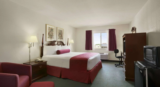 Days Inn & Suites by Wyndham Romeoville