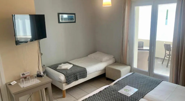Трёхместный номер Standard BRIT HOTEL CONFORT Lannion vers Perros-Guirec
