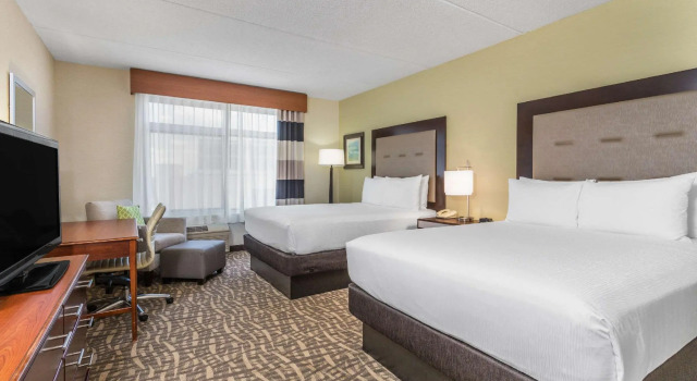 Четырёхместный номер Standard Wyndham Garden Buffalo Downtown
