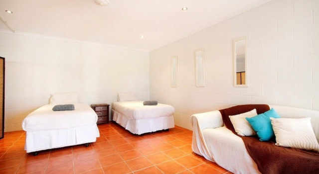 Hideaway Retreat Beach House with Pool, Rezerwuj Hotel Hideaway Bay Queensland