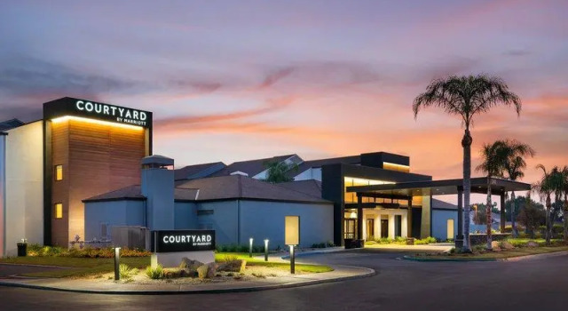 Кровать в общем номере Courtyard by Marriott Fresno