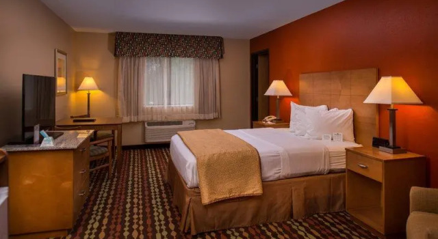 Кровать в общем номере Best Western Ambassador Inn & Suites