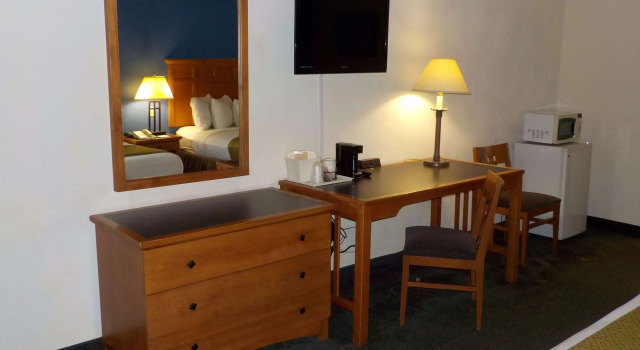 Четырёхместный номер Standard SureStay Hotel by Best Western Greenville