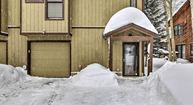 Frisco Townhome w/ Hot Tub - 10 Mi to Breckenridge, Забронировать Апартаменты/квартира Отели Roosevelt National Forest с парковкой, Парковка