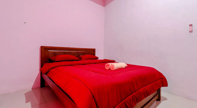 Bett im Wohnheim (Frauenwohnheim) Griya Batik D'Santoso