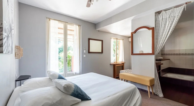 Lavish Holiday Home in La Croix-valmer With Swimming Pool
