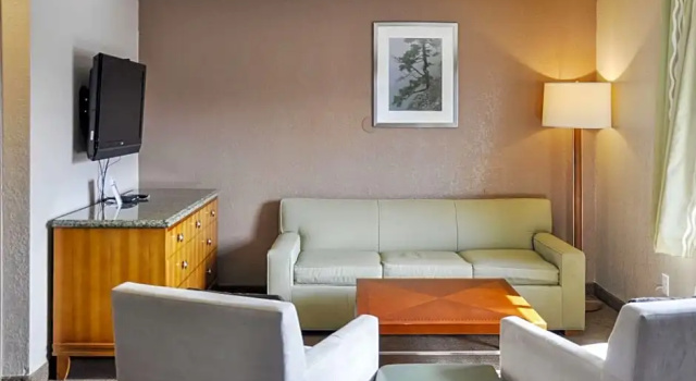 Четырёхместный люкс Bison Inn & Suites on University