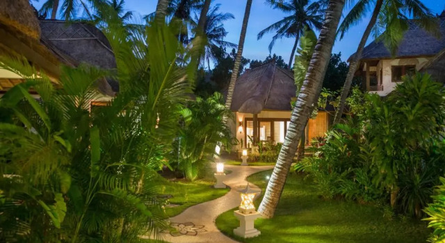 Бунгало Palm Garden Amed Beach & Spa Resort Bali