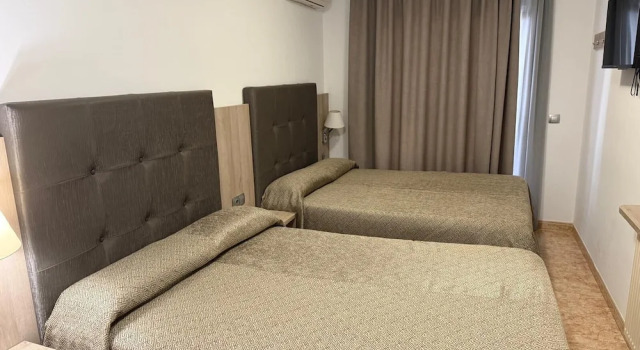 Трёхместный номер Standard с балконом Hotel Ciutadella