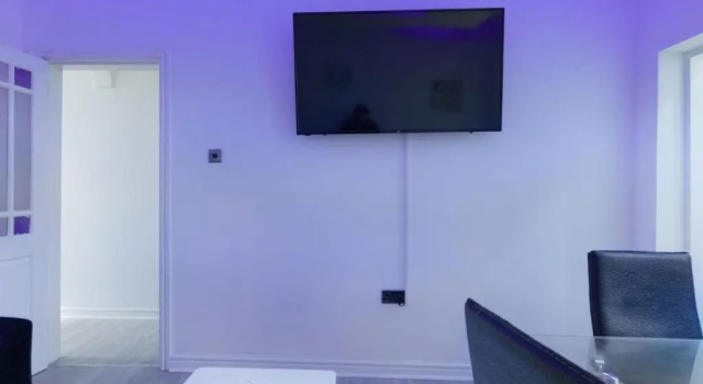 Stunning 4-bed House Fully Refurbished Modern, Забронировать Отель Сток-он-Трент Стаффордшир