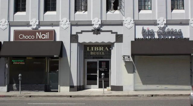 Кровать в общем номере Libra Hotel
