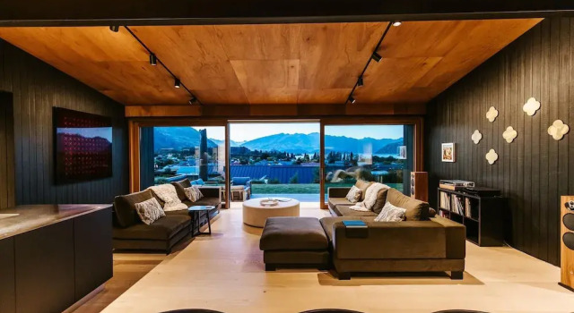 Коттедж Luxury The Brick House - Lake Views - Sleeps 10