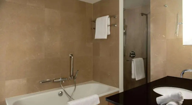 Номер Deluxe с балконом и с красивым видом из окна Hilton Beirut Downtown
