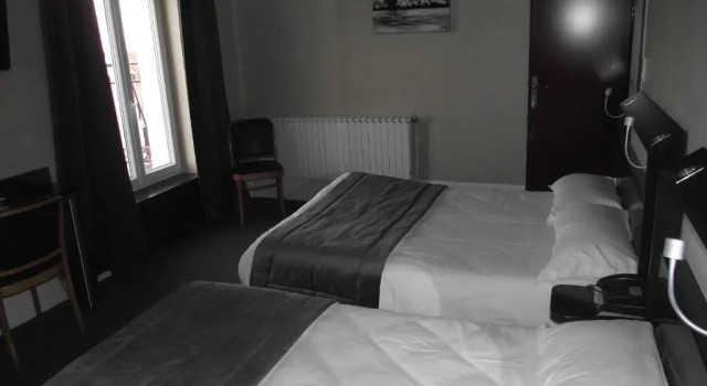 Трёхместный номер Comfort Logis Hotel des Bourbons Montluçon Climatisé