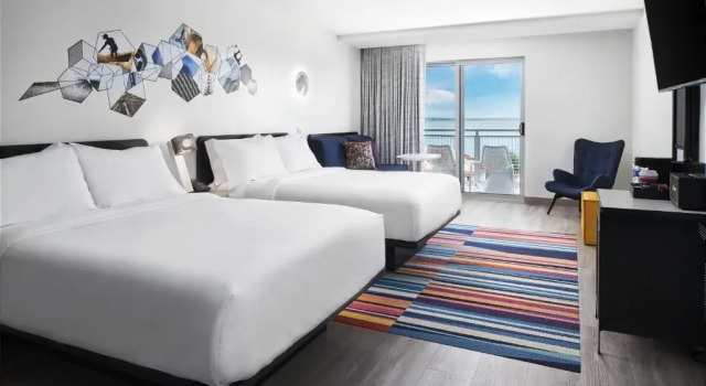 Четырёхместный номер Standard с балконом и с видом на воду Aloft by Marriott Ocean City
