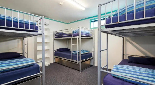 Кровать в общем номере Pacific Coast Lodge and Backpackers