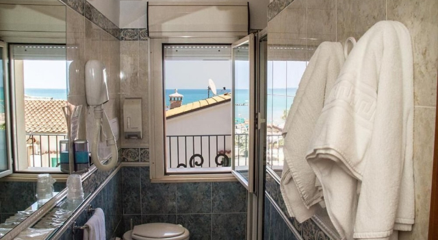 Четырёхместный номер Standard с балконом Hotel Cristall