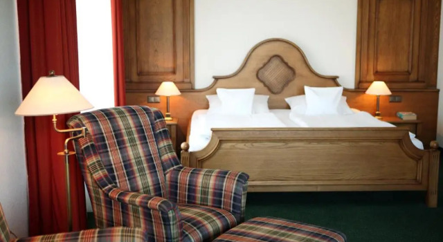 Полулюкс Maifeld Sport- und Tagungshotel