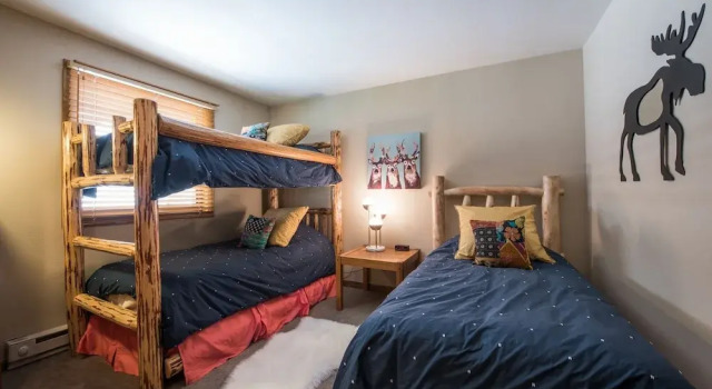 Lovely Modern Plaza Condo - No Cleaning Fee! by RedAwning, Book Lejlighed Hoteller i Crested Butte Mountain med parkering, Parkering