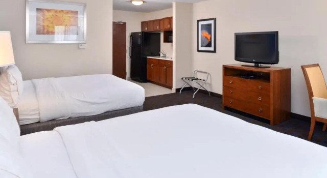 Четырёхместный номер Executive Holiday Inn Express & Suites Terre Haute by IHG
