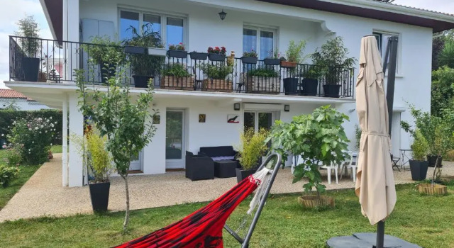 Апартаменты Appartement avec cuisine et grande piscine chauffée