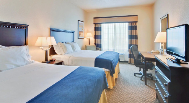 Четырёхместный номер Standard Holiday Inn Express Delano by IHG