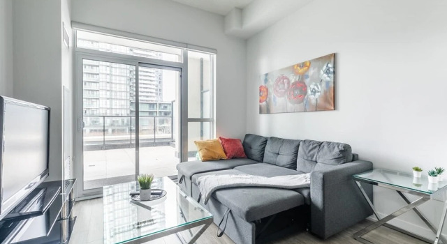 Bright and Spacious 1BR Condo w Large Balcony, Varaa Hotelli Mississauga 