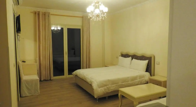 Hotel 3 Vellezerit, Rezerwuj Hotel Hotele w Durres County z parkingiem, Parking