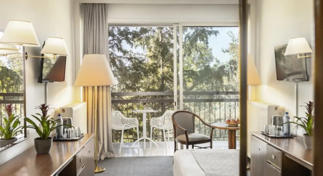 O podwyższonym standardzie dwuosobowy pokój i balkonem Forest Park Hotel