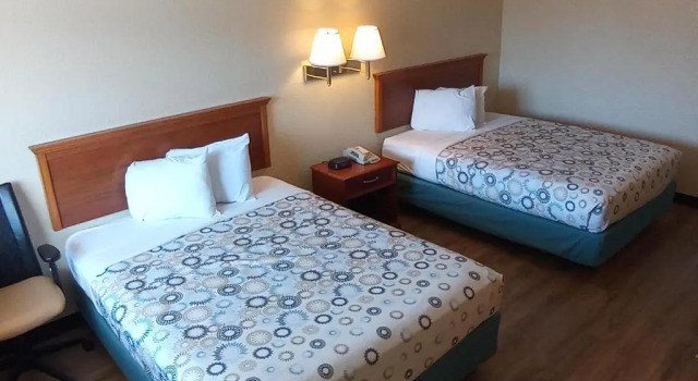 Четырёхместный номер Standard Hole Inn the Wall Hotel - Fort Walton Beach - Sunset Plaza - nearby Beaches & Hurlburt
