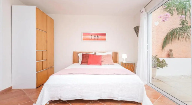 'Bloom' Peaceful Beachside Bungalow, Забронировать Отель Отели Пуэрто-де-ла-Крус с парковкой, рядом с Cactus and Animal Park, Парковка