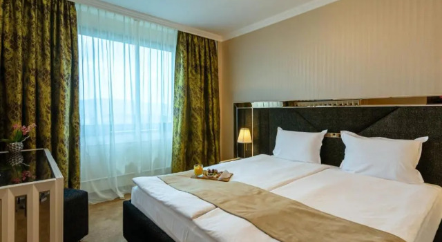 Люкс Classic с видом на город Astoria Grand Hotel
