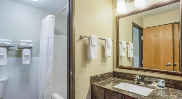 Четырёхместный номер Standard AmericInn by Wyndham Menomonie
