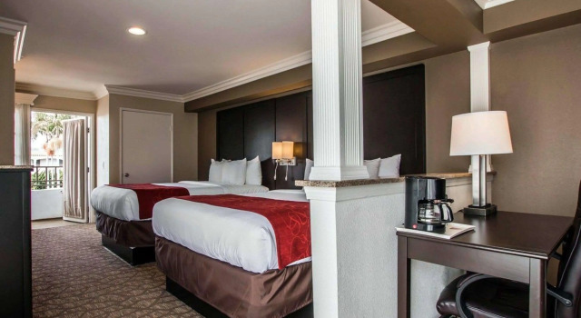 Четырёхместный люкс Comfort Suites San Clemente Beach
