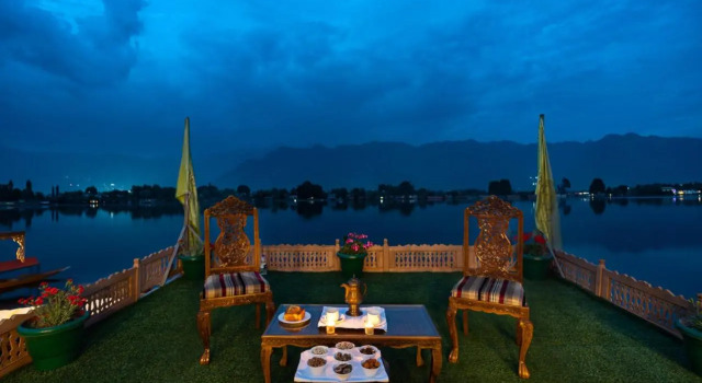 WelcomHeritage Gurkha Houseboats, Забронировать Отель Сринагар Jammu & Kashmir Ski