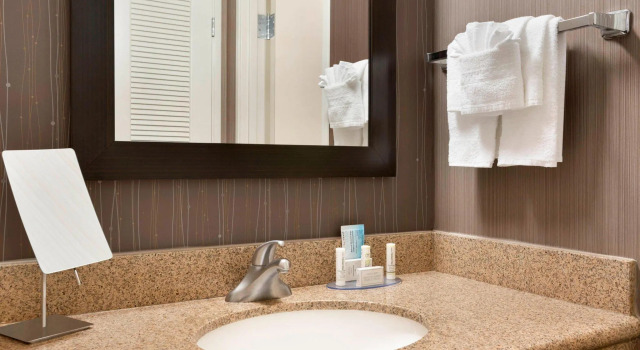 Четырёхместный номер Standard Courtyard Bloomington Normal