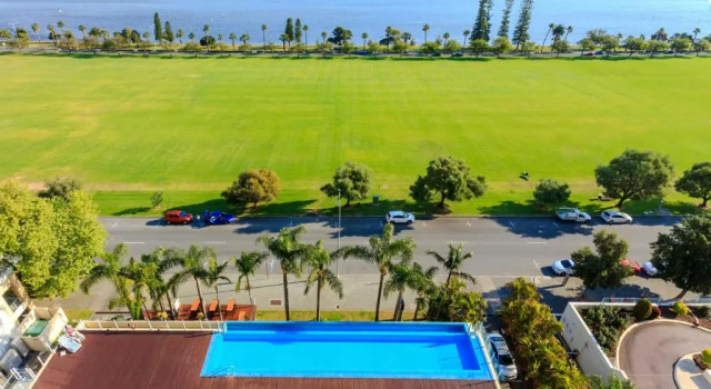 Номер Standard с балконом и с видом на реку Crowne Plaza Perth by IHG