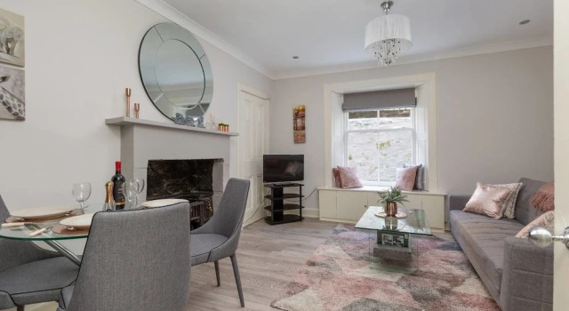 Refined Ground-floor Apt Near Stockbridge Market, Забронировать Отель Эдинбург Midlothian, рядом с Dean Village