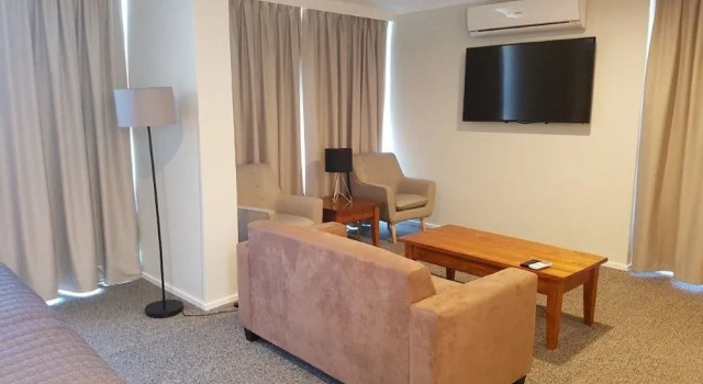 Posthouse Motor Lodge, Забронировать Отель Отели Гоулбёрн с парковкой, рядом с Военный мемориал и музей Роки-Хилл   , Парковка