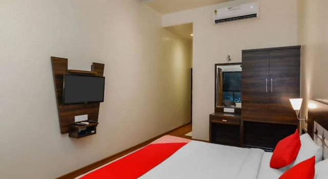 OYO 18912 Popular Hotel